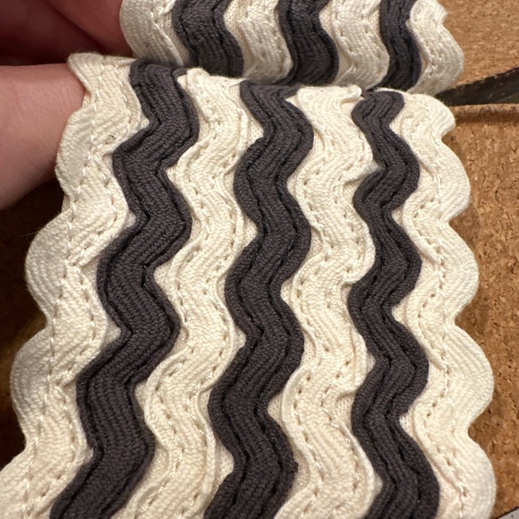 NWOT Aerie Zigzag Slide Sandals in Black and White - Picture 4 of 6